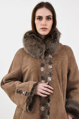 Halblange Damen Lammfelljacke aus Merinolammfell mit Toskanaverbrämmung in Taupe