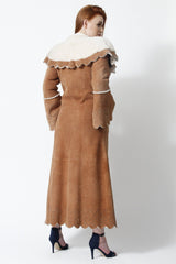 Langer leichter Damen Lammfellmantel mit großem Kragen aus Merino-Lammfell