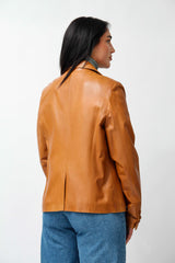 Kurze Damenlederjacke als Blazer tailliert aus echtem Lammnappa in cognac