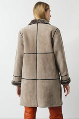 Zeitlose Damen Lammfelljacke wie gewachsen in Pelzvelour in Grau Silber