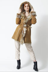 Damen-Lammfellmantel, außen Pelzvelour innen Toskana-Lamm mit Kapuze. Leicht auf Figur gearbeitet Auffällig gearbeitete in der Farbe cognac. Damen Lammfelljacken im Angebot bei Leder-Schmidt online. Lammfelljacken für Damen und Herren im klassischen oder trendigen Stil in unseren Ledergeschäften in Leipzig Berlin und Rostock.