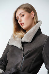 Lange Damen Merino Lammfelljacke tailliert braun nappiert mit Gürtel