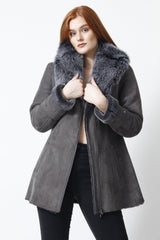 längere Damen Lammfelljacke aus Merino-Lammfell. Das Modell ist leicht, weich und hat eine Kapuze