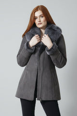 längere Damen Lammfelljacke aus Merino-Lammfell. Das Modell ist leicht, weich und hat eine Kapuze