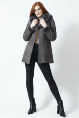 lange Damen Lammfelljacke mit Kapuze und Reißverschluss leicht tailliert