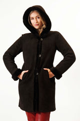 Damen Merino Lammfelljacke mit Kapuze tailliert dunkelbraun geknöpft in Pelzvelour