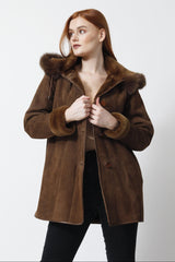 lange Damen Lammfelljacke velour in toupe mit Kapuze und Blaufuchsrand