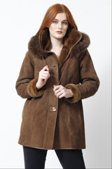lange Damen Lammfelljacke velour in toupe mit Kapuze und Blaufuchsrand