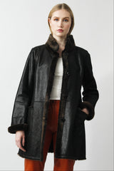 lange Damen Lammfelljacke in schwarz zum Wenden