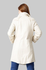 Schicker taillierter Kurzmantel Beige in Lammnappa Velourleder mit besondere Details