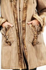 Lange Damenlammfelljacke aus spanisch Entrefino Lamm Beige mit Bisam Verbrämungen