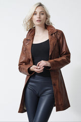 Trenchcoat in der Farbe braun, leichter Damen Ledermantel mit Gürtel