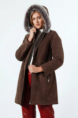 Lange Damen Merino Lammfelljacke mit Kapuze in Braun in Pelzvelour