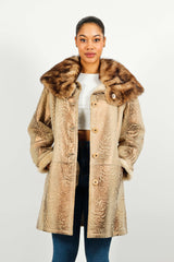 Lange Damenlammfelljacke aus spanisch Entrefino Lamm Beige mit Bisam Kragen