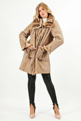 Lange Damenlammfelljacke mit Knöpfen und Bisam