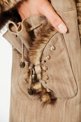 Lange Damenlammfelljacke aus spanisch Entrefino Lamm Beige mit Bisam Verbrämungen