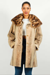 Lange Damenlammfelljacke aus spanisch Entrefino Lamm Beige mit Bisam Kragen