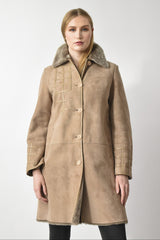 Damen Lammfellmantel in beige mit Knöpfen