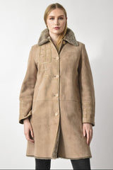 Damen Lammfellmantel in beige mit Knöpfen