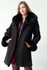 Echter Lammfellmantel für Damen in Cafe mit Blaufuchs Fellbesatz