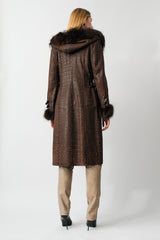 Langer Damen Ledermantel mit Kapuze Crocodesign braun mit Finnraccoon verbrämung