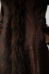 Langer Damen Ledermantel mit Kapuze Crocodesign braun mit Finnraccoon verbrämung