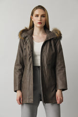 Langer Damen Leder-Parka mit Kapuze und Finn-Raccoon Besatz in anthrazit