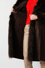 Langer Damen Ledermantel mit Kapuze Crocodesign braun mit Finnraccoon verbrämung