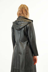 Langer Damenledermantel in matt Schwarz aus Lammnappa mit Volllederkapuze