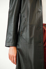 Langer Damenledermantel in matt Schwarz aus Lammnappa mit Volllederkapuze