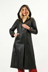 Langer Damenledermantel in matt Schwarz aus Lammnappa mit Volllederkapuze