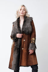 Echter Damen Lammfellmantel in Pelzvelours braun und Knöpfen