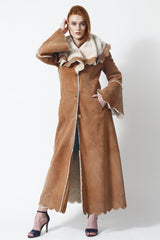 Extra Langer Damen Lammfellmantel mit großem Kragen aus Merinolammfell