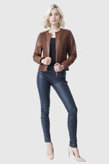 Damen Lederbolero ohne Kragen mit filigranen Flechteinsätzen in Lammnappa Cognac.