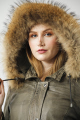 Langer Damen Lederparka Lammnappa Khaki vintage mit Finnraccoon Kapuze