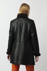 Zeitlose Damen Lammfelljacke beidseitig tragbar in schwarz zum knöpfen