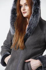 längere echte Damen Lammfelljacke, leicht tailliert in grau mit Kapuze