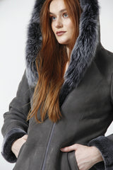 längere echte Damen Lammfelljacke, leicht tailliert in grau mit Kapuze