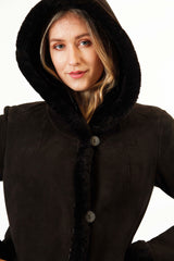 Damen Merino Lammfelljacke mit Kapuze tailliert dunkelbraun geknöpft in Pelzvelour