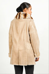 Lange Damenlammfelljacke spanisch Entrefino Lamm Beige mit Rex-Kanin Kragen