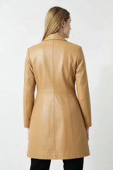 Damen Kurzmantel als Geh-Rock aus feinem Lammnappa in Honig