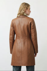 Figurbetonter Damen Kurzmantel aus Lammnappa mit Kaninverbrämung im Vintage Look