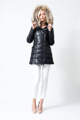 Längere Damenlederjacke mit Kapuze zum abnehmen in der Farbe schwarz