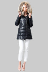 Längere Damenlederjacke mit Kapuze zum abnehmen in der Farbe schwarz