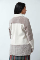 Lange teilbare Damen Lammfelljacke zweifarbig beige creme mit Stehkragen