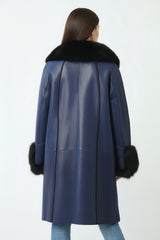 Warmer Damen Lammfell Swinger nappiert in blau mit Fuchskragen