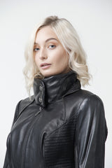 Exklusive kurze Damen Lederjacke in Lammnappa schwarz tailliert mit Stehkragen