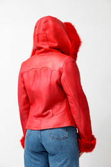 Kurze Damen Entrefinolammfelljacke mit Toscanaverbrämungen in Rot nappiert mit Kapuze