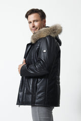 Schwarze Herren Kapuzen Lederjacke mit Finnraccoon Besatz in hochwertiger Lammnappa Qualität - Leder Schmidt Online-Hamburg