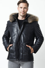 Schwarze halblange Herren Kapuzen Lederjacke mit Finnraccoon Besatz in hochwertiger Lammnappa Qualität und extrem leicht - Leder Schmidt Online-